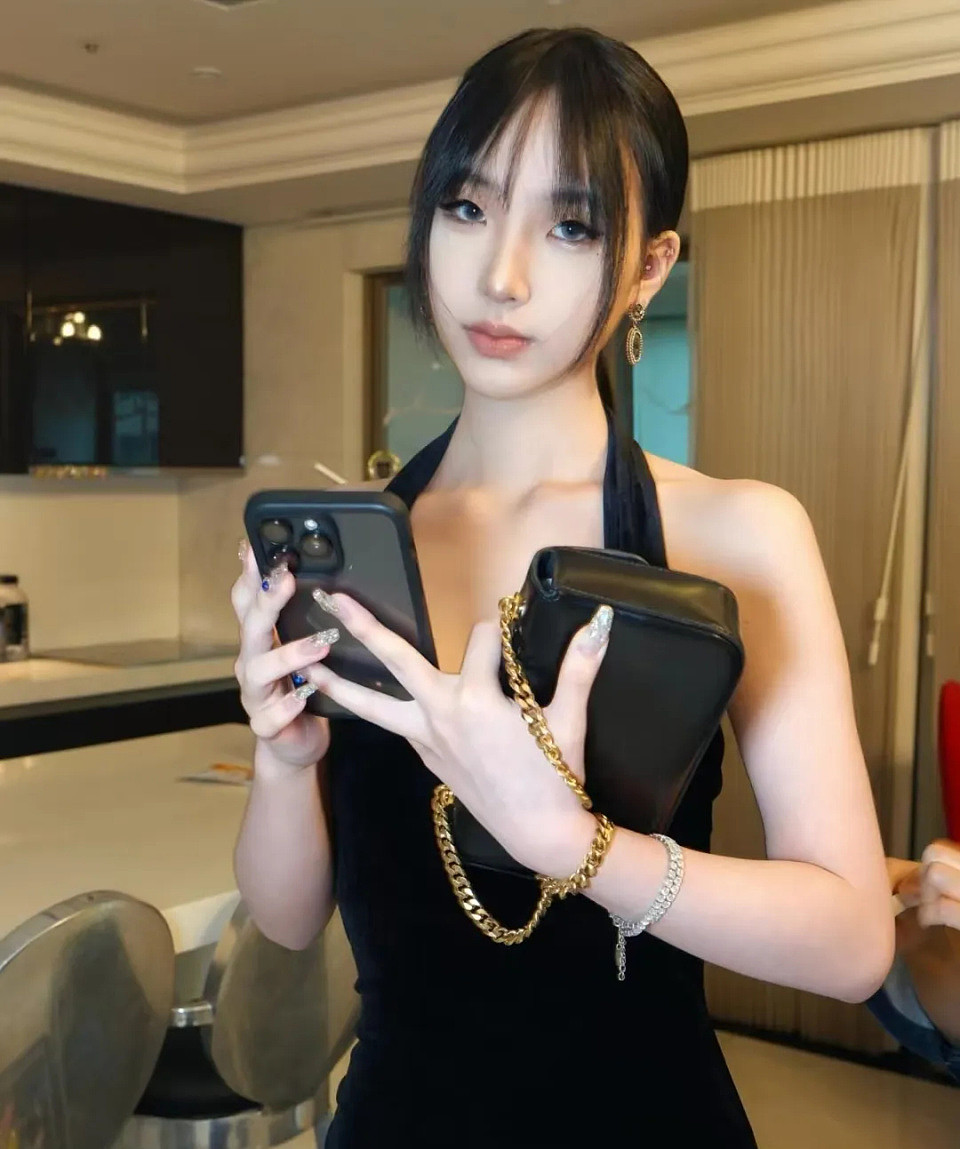 小S大女儿悼念大S方式惹争议!晒性感美照被批不体面,纯粹显摆(组图) - 4