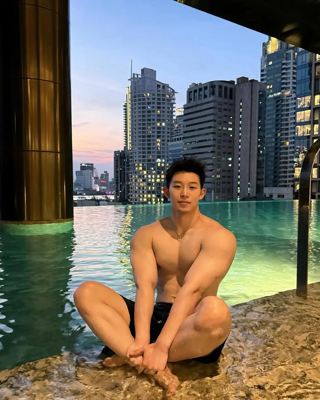 【帅哥】24岁美国留子，壮硕三角肌饱满胸肌，这脂包肌肉感泳池照引发网友尖叫（组图） - 2