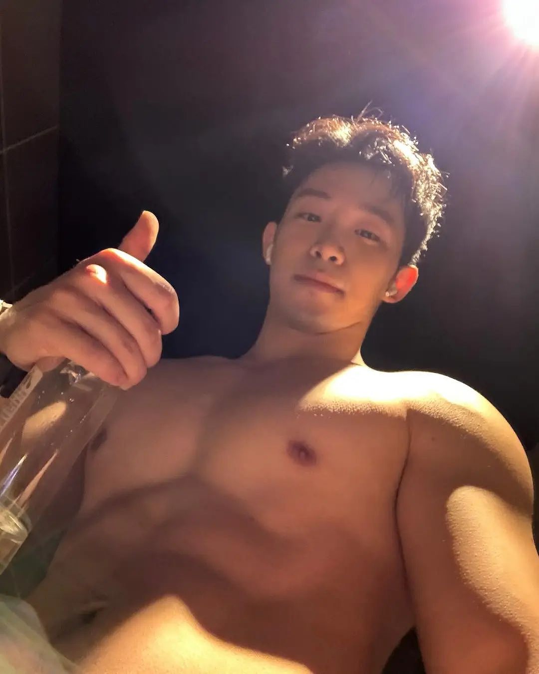 【帅哥】24岁美国留子，壮硕三角肌饱满胸肌，这脂包肌肉感泳池照引发网友尖叫（组图） - 7