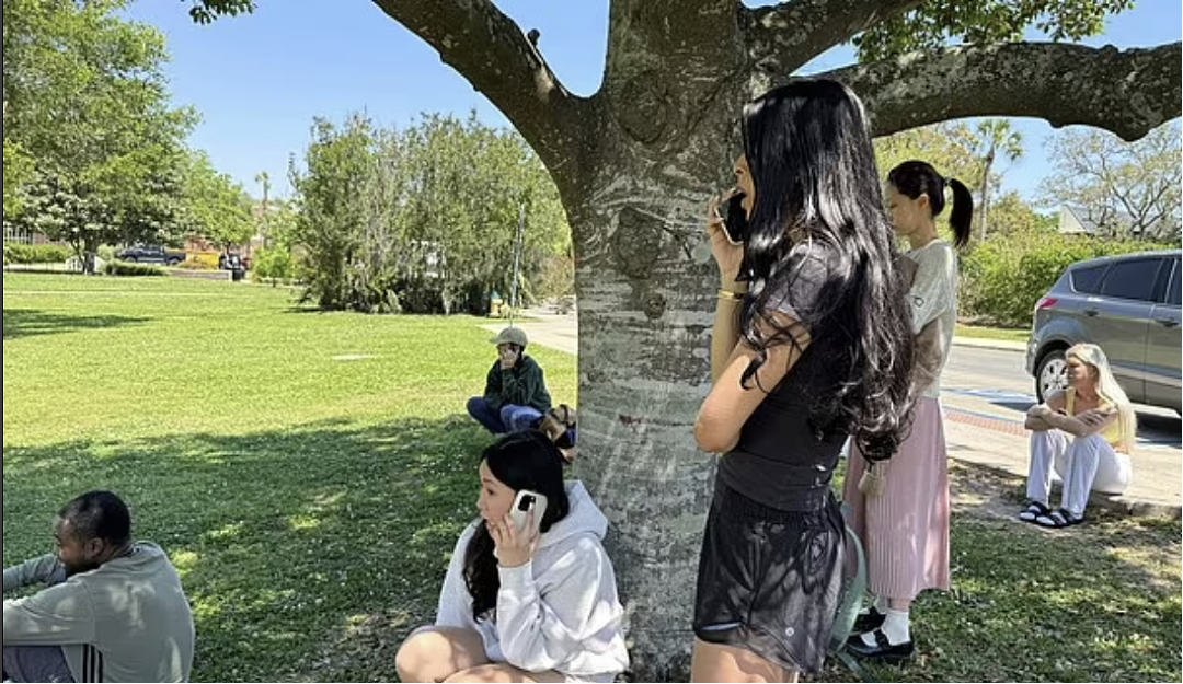 美校园发生大规模枪击案！“官二代”狂扫15枪屠杀，学生钻桌底躲子弹，满地鲜血！特朗普紧急发声（组图） - 15