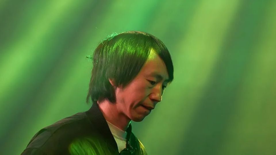 被围观的庞麦郎：2700元的背包，和一场“不专业”的演出（组图） - 2