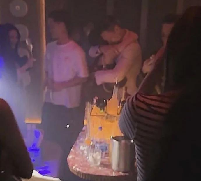 老公被拍“出轨”后，胡杏儿公开力挺、绝不离婚：将就婚姻的背后，需要多少忍耐？（组图） - 1
