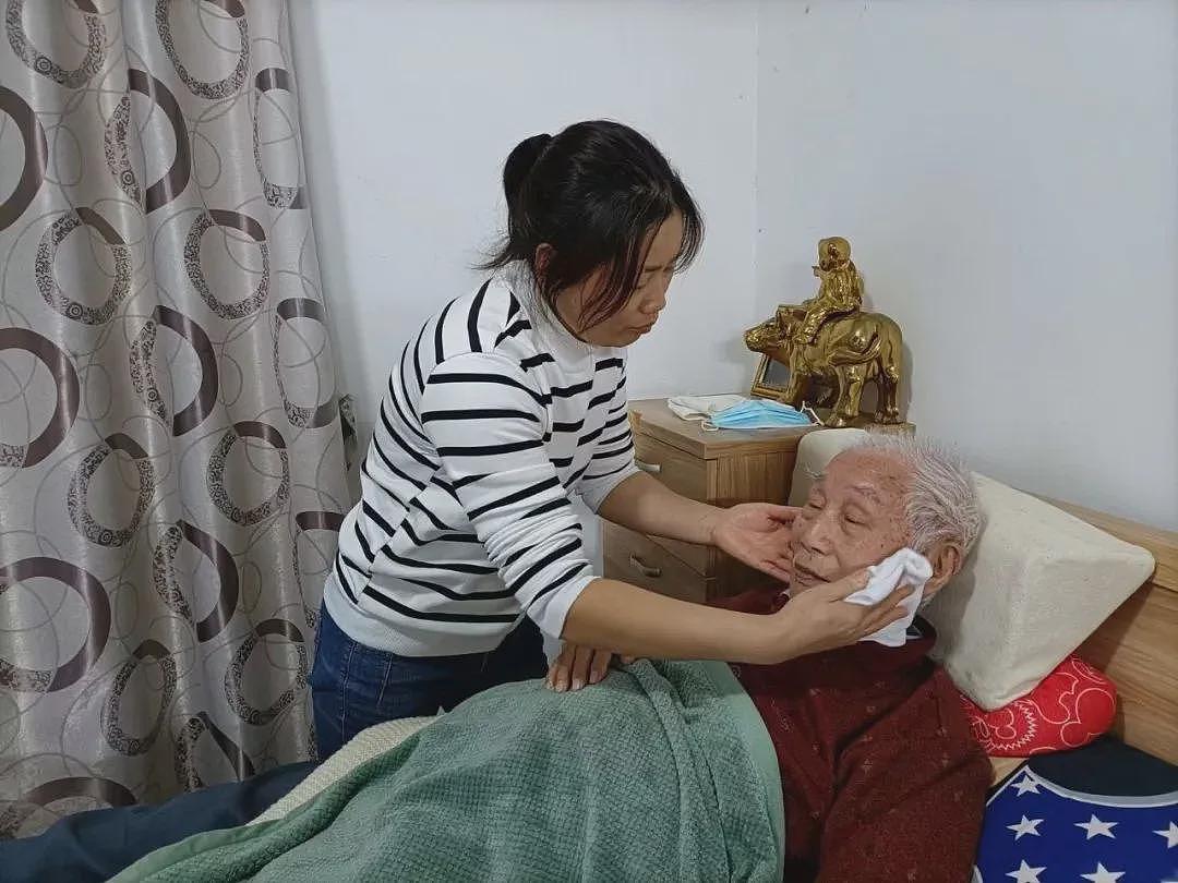 不想去养老院的独居老人,如何体面老去(组图) - 9