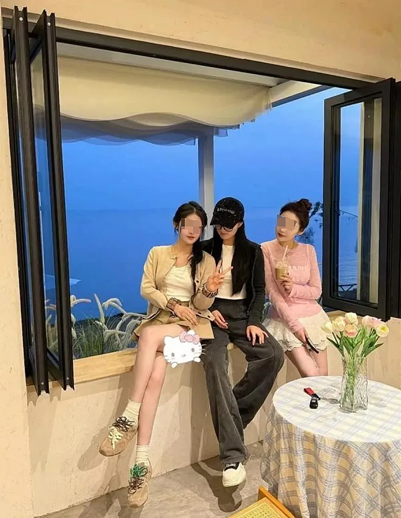 嘲讽00后、谄媚万柳少爷！被封杀网红复出，舍不得150万月薪？（组图） - 6