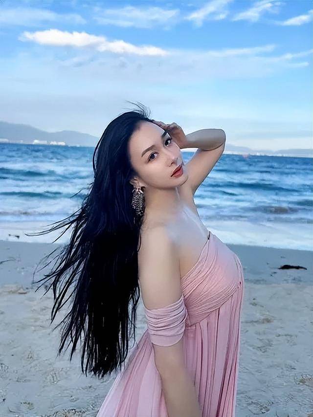 54岁钟丽缇深V礼服惊艳三亚!与小12岁老公同框(组图) - 1