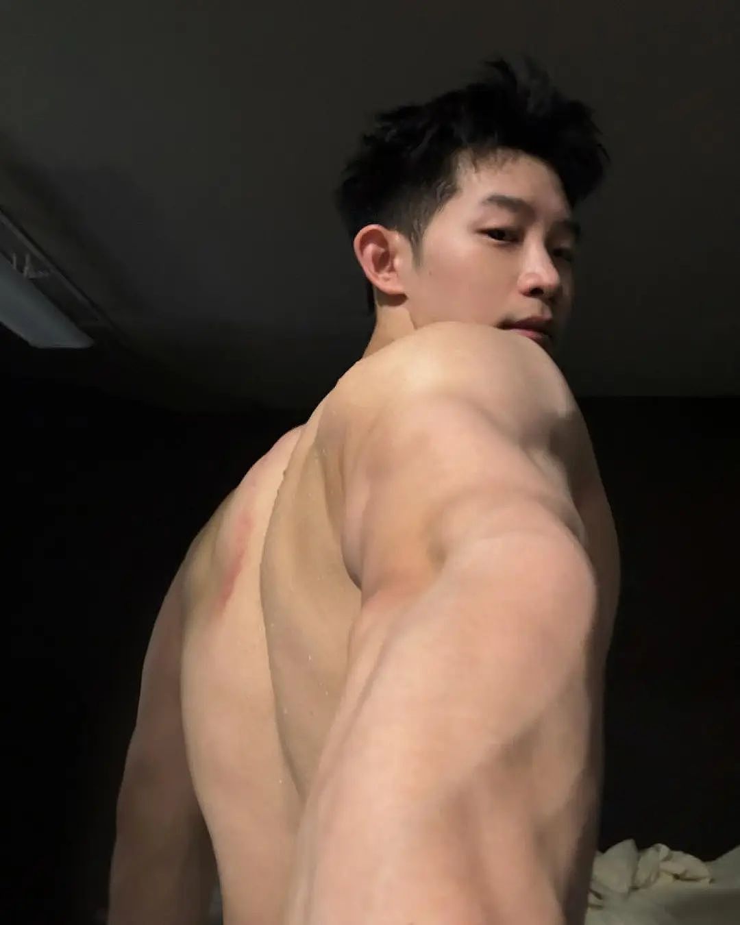 【帅哥】24岁美国留子，壮硕三角肌饱满胸肌，这脂包肌肉感泳池照引发网友尖叫（组图） - 10
