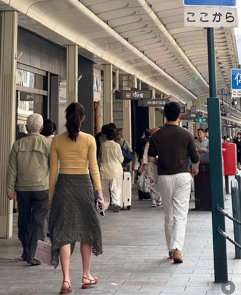 日本偶遇杨采钰孕肚明显！男友早不是刘亦菲干爹（组图） - 3