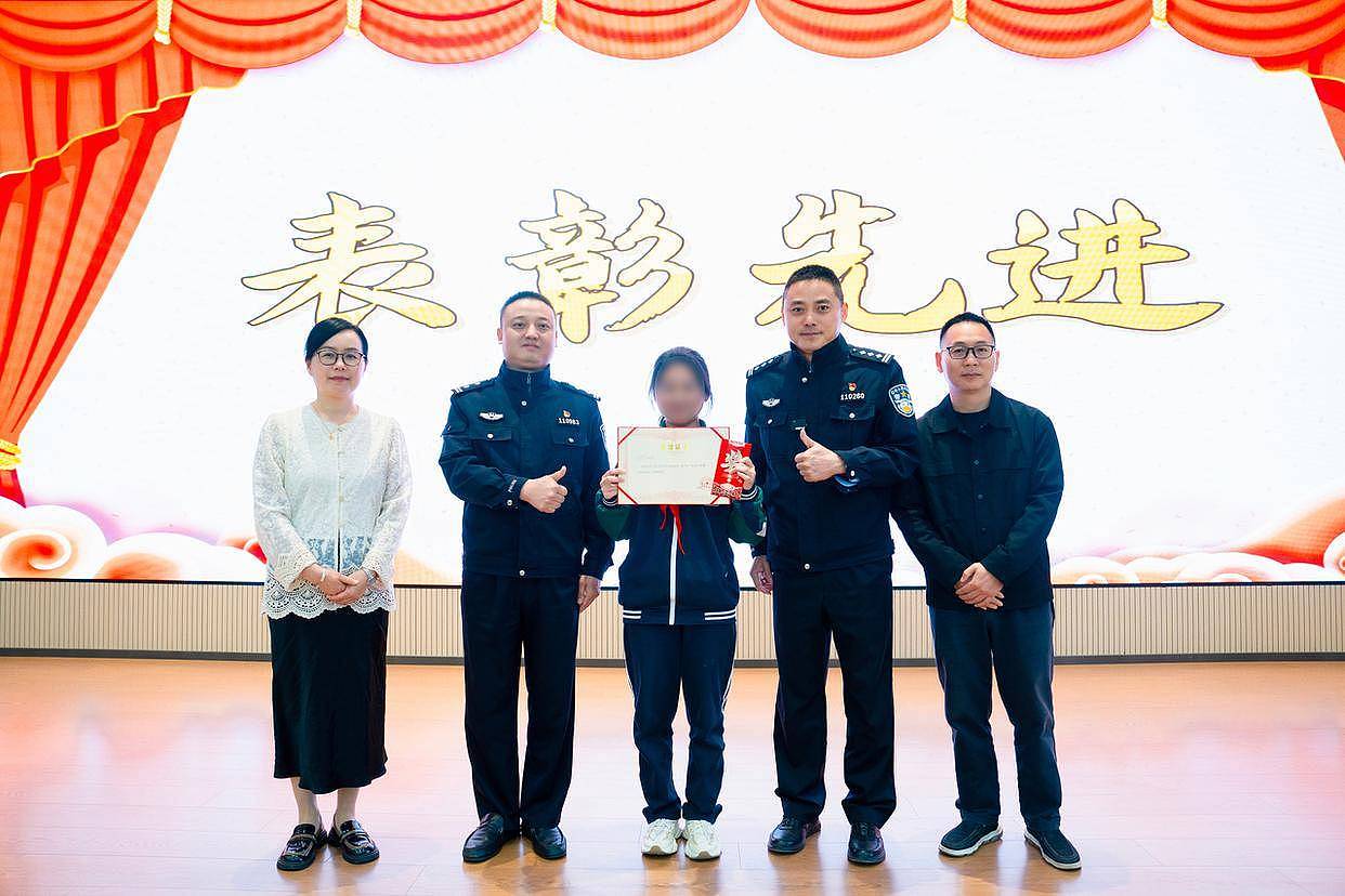 杭州一学生网购讲义夹,包裹里竟藏着8万元现金(组图) - 2