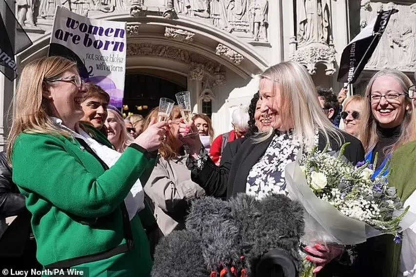 “跨性别女性不算女性”,英国最高法院判了!JK罗琳狂喜:抽根雪茄庆祝(组图) - 5