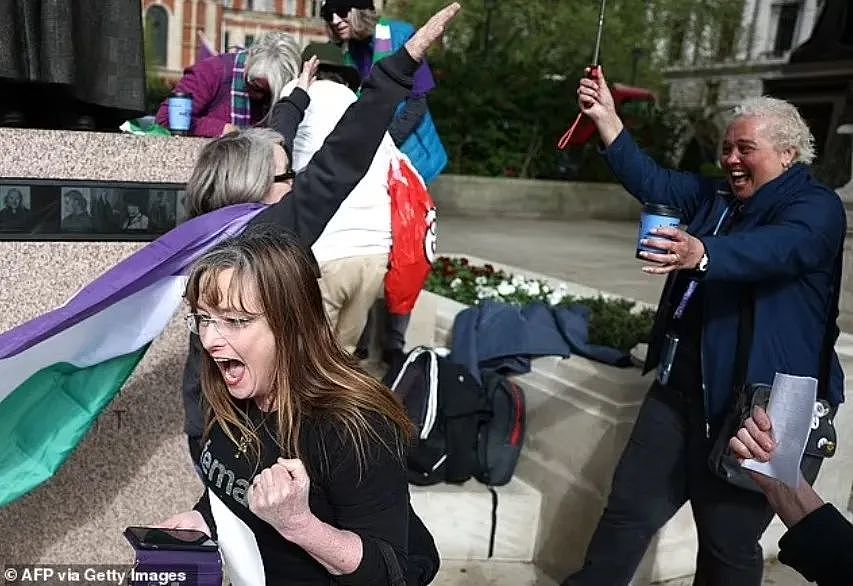 “跨性别女性不算女性”,英国最高法院判了!JK罗琳狂喜:抽根雪茄庆祝(组图) - 12