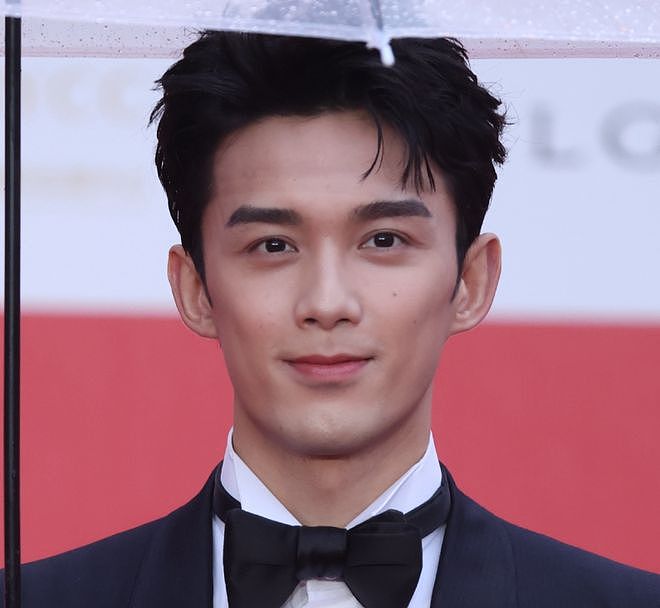 北影节开幕雨中红毯，倪妮李梦湿身显狼狈，阿娇口红沾牙太尴尬（组图） - 23
