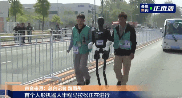 人形机器人半马奖项发布,奖励机器人一个“机器人”!宇树科技回应G1摔倒:未参赛,最近事多(视频/组图) - 3