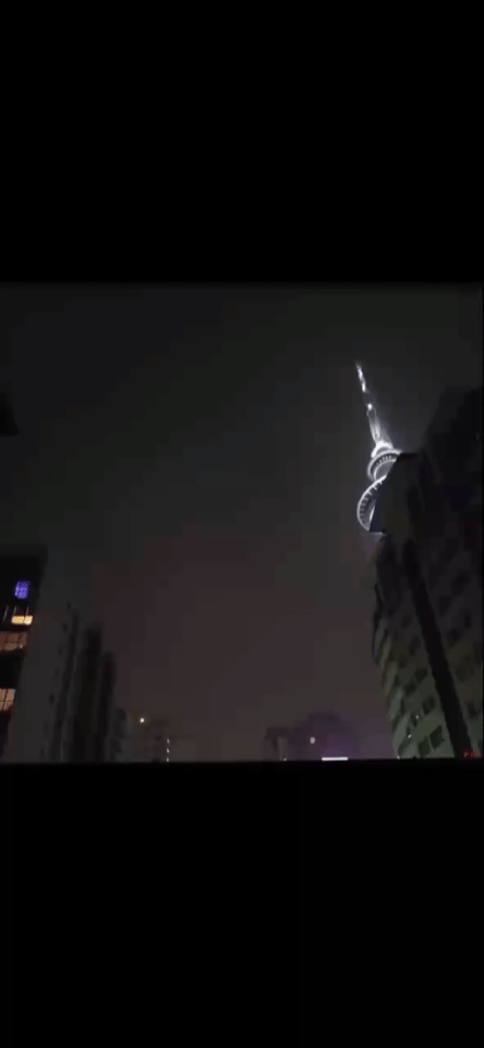 连环雷暴袭击奥克兰！闪电直击天空塔，多地积水严重！新桥秒毁，雨量超预警3倍航班改降，疏散中心紧急开放（组图） - 1