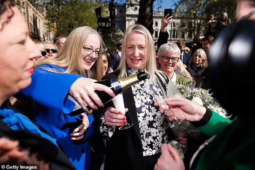 “跨性别女性不算女性”,英国最高法院判了!JK罗琳狂喜:抽根雪茄庆祝(组图) - 4
