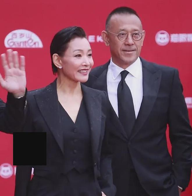北影节开幕雨中红毯，倪妮李梦湿身显狼狈，阿娇口红沾牙太尴尬（组图） - 5