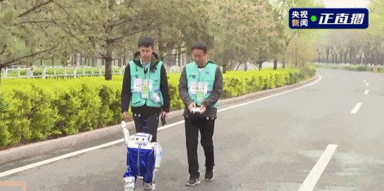 人形机器人半马奖项发布,奖励机器人一个“机器人”!宇树科技回应G1摔倒:未参赛,最近事多(视频/组图) - 15