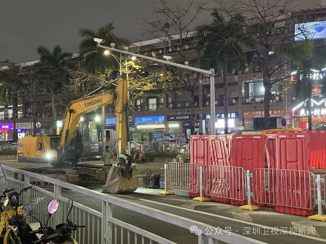 深圳一道路发生路面坍塌!知情者透露细节,网友:每天反复挖,地都挖空了(组图) - 2