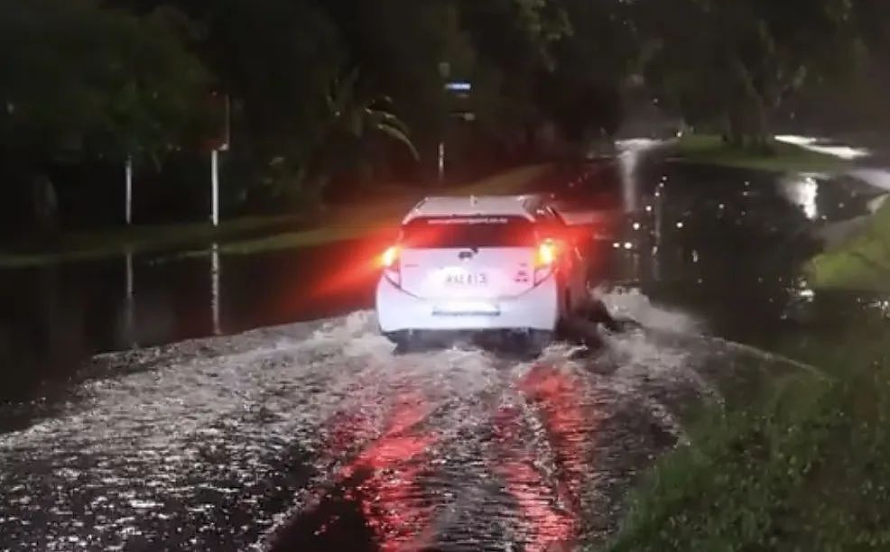 连环雷暴袭击奥克兰！闪电直击天空塔，多地积水严重！新桥秒毁，雨量超预警3倍航班改降，疏散中心紧急开放（组图） - 2