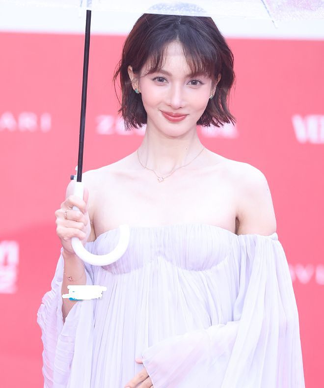 北影节开幕雨中红毯，倪妮李梦湿身显狼狈，阿娇口红沾牙太尴尬（组图） - 19