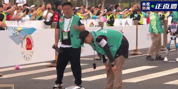 人形机器人半马奖项发布,奖励机器人一个“机器人”!宇树科技回应G1摔倒:未参赛,最近事多(视频/组图) - 16