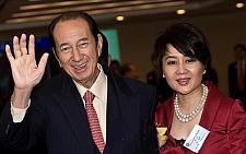 赌王四太有多壕？戴百万钻戒吃路边摊，1亿美金钻石只是日常