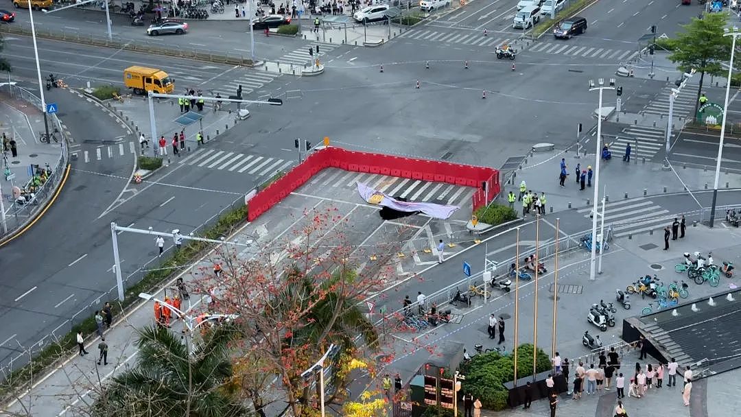 深圳一道路发生路面坍塌!知情者透露细节,网友:每天反复挖,地都挖空了(组图) - 5
