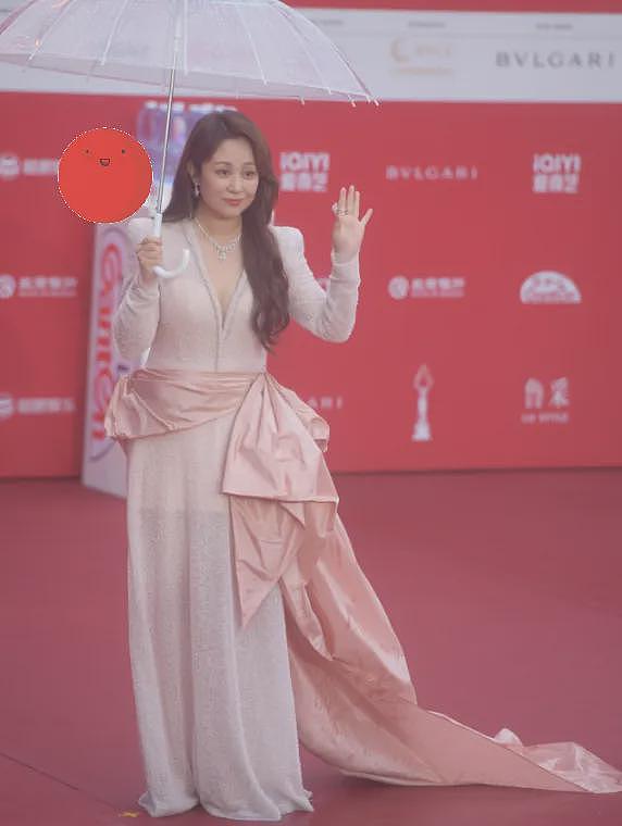 北影节开幕雨中红毯，倪妮李梦湿身显狼狈，阿娇口红沾牙太尴尬（组图） - 11