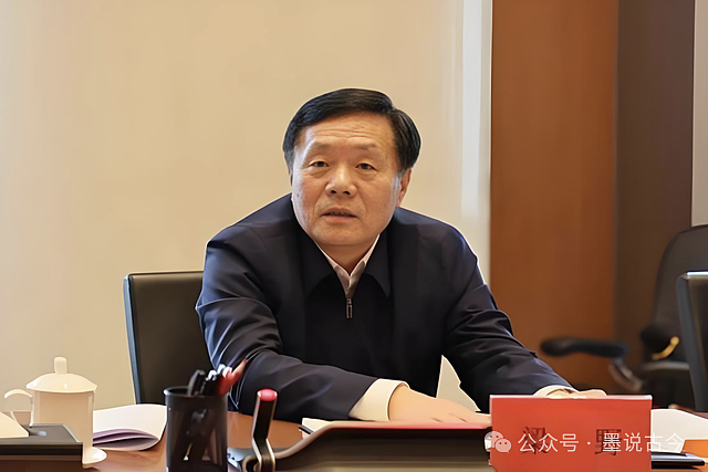 长期包养两名女大学生?哈尔滨“政法老虎”梁野被双开,前任也因贪腐落马(组图) - 4