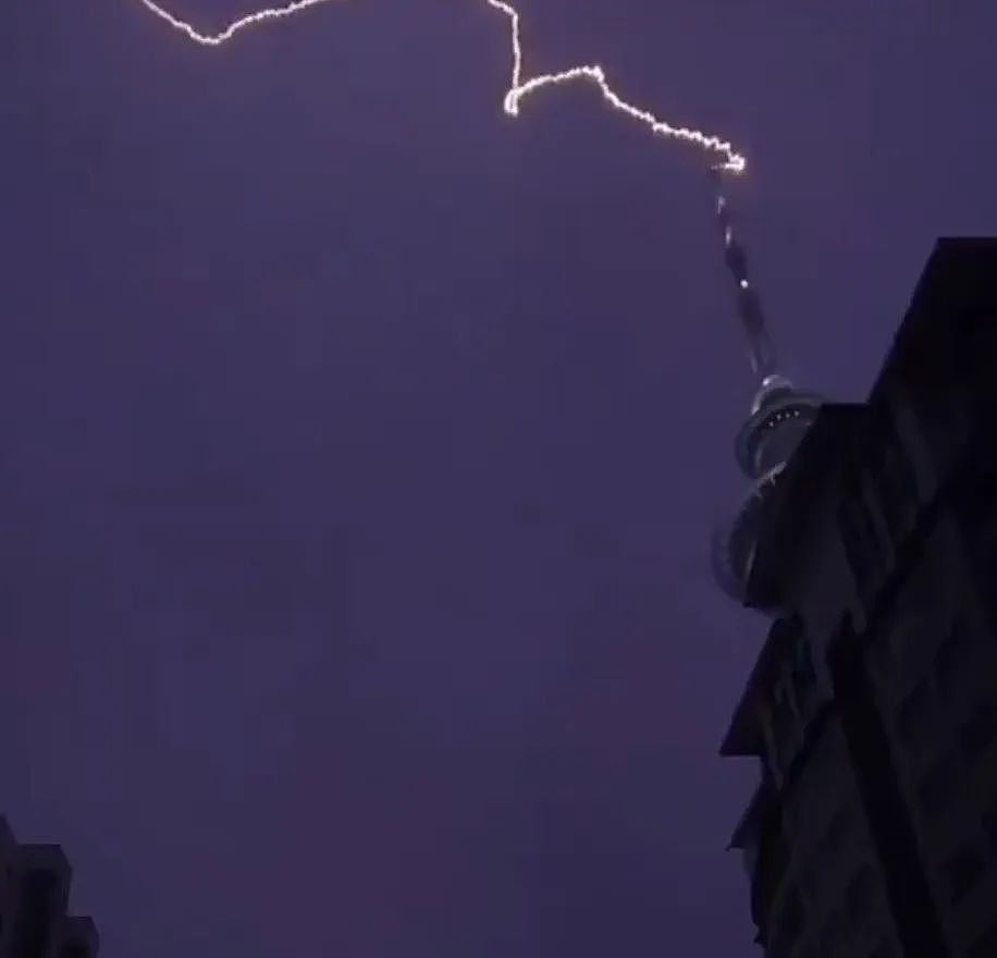连环雷暴袭击奥克兰！闪电直击天空塔，多地积水严重！新桥秒毁，雨量超预警3倍航班改降，疏散中心紧急开放（组图） - 4