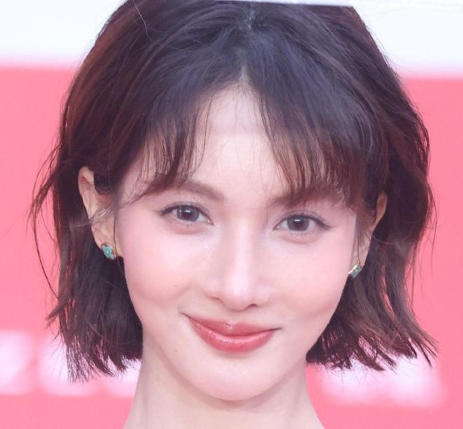 北影节开幕雨中红毯，倪妮李梦湿身显狼狈，阿娇口红沾牙太尴尬（组图） - 20