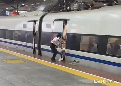 炸裂!女子伸腿卡门阻高铁发车,无视工作人员制止,原因竟是......(视频/组图) - 2