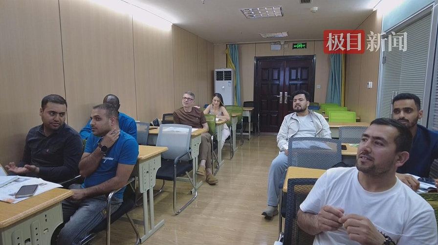 义乌老板们积极应对关税战：早8晚6学外语，包括阿拉伯语（组图） - 3
