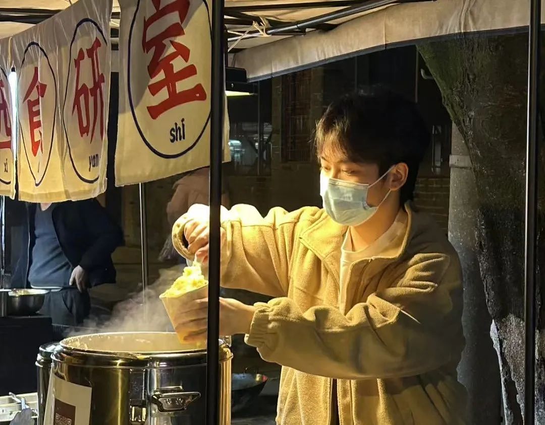 他从复旦退学卖土豆泥，24岁的出格人生引人唏嘘（组图） - 1