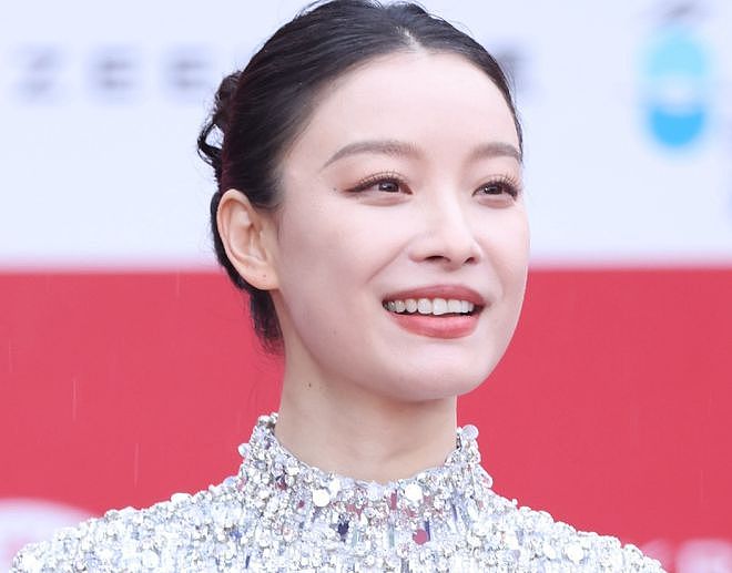 北影节开幕雨中红毯，倪妮李梦湿身显狼狈，阿娇口红沾牙太尴尬（组图） - 1