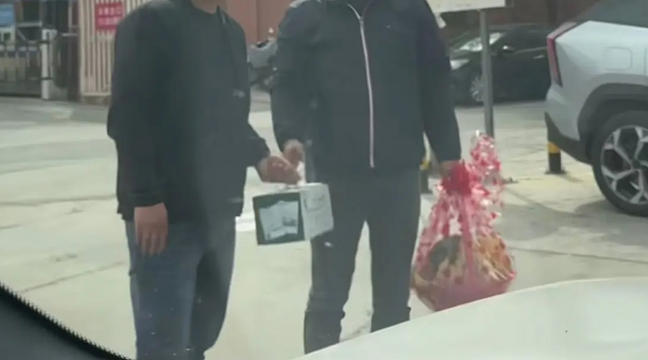 维权失败后“立志吃垮4S店”,新能源车主喊出了最窝囊的维权口号(视频/组图) - 26
