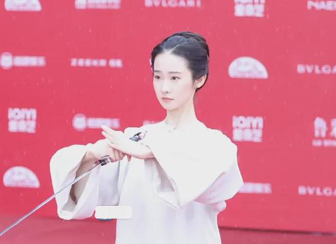 北影节开幕雨中红毯，倪妮李梦湿身显狼狈，阿娇口红沾牙太尴尬（组图） - 2