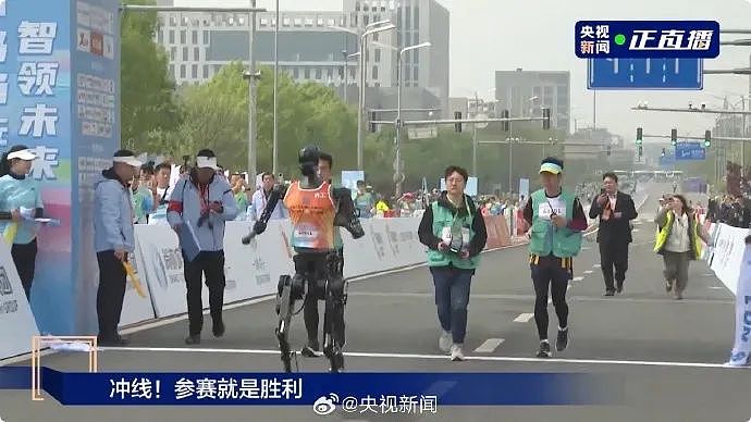 1.8米高机器人半马夺冠，途中摔倒后爬起来继续跑！公司CEO：里程碑意义！有机器人“累到头掉”，坚强无头奔跑（视频/组图） - 4