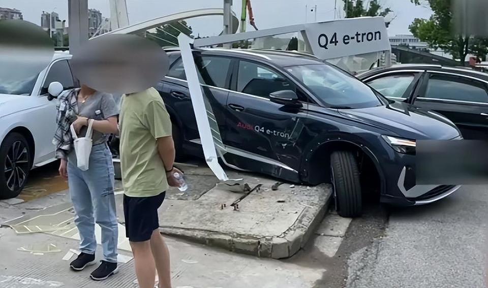 逆天！男子试驾时连续撞毁5辆豪车，只为“求职抵债”，结果惨了......（视频/组图） - 3