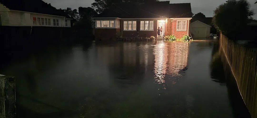 连环雷暴袭击奥克兰！闪电直击天空塔，多地积水严重！新桥秒毁，雨量超预警3倍航班改降，疏散中心紧急开放（组图） - 9