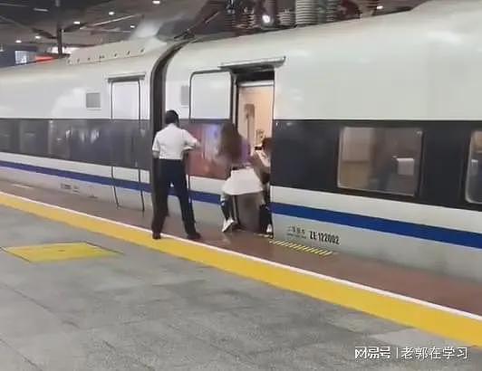 炸裂!女子伸腿卡门阻高铁发车,无视工作人员制止,原因竟是......(视频/组图) - 3