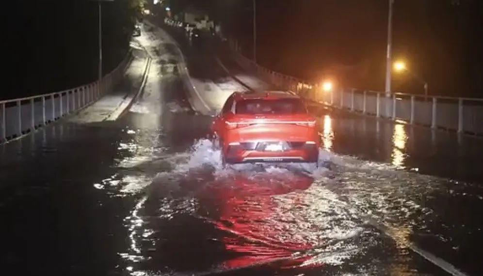 连环雷暴袭击奥克兰！闪电直击天空塔，多地积水严重！新桥秒毁，雨量超预警3倍航班改降，疏散中心紧急开放（组图） - 10
