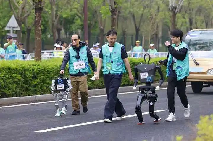 有的半路摔倒,有的累到“头掉”!今日全球首次,为什么要让人形机器人跑马拉松?(视频/组图) - 8