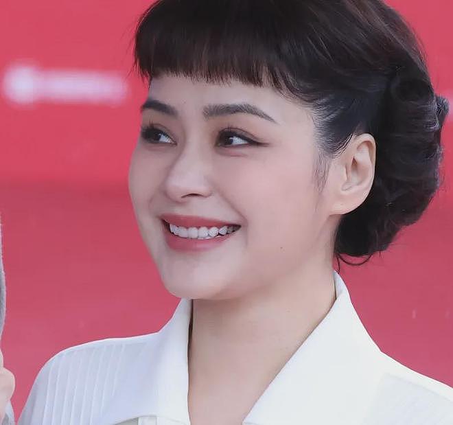 北影节开幕雨中红毯，倪妮李梦湿身显狼狈，阿娇口红沾牙太尴尬（组图） - 16