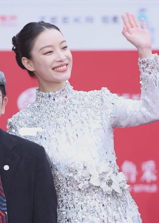 北影节开幕雨中红毯，倪妮李梦湿身显狼狈，阿娇口红沾牙太尴尬（组图） - 4