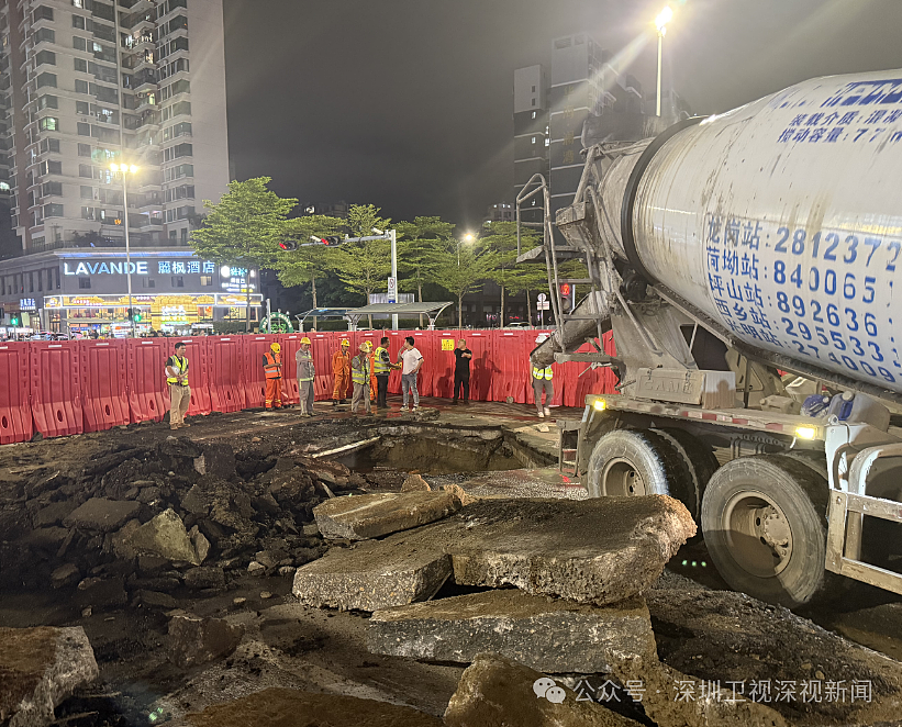 深圳一道路发生路面坍塌!知情者透露细节,网友:每天反复挖,地都挖空了(组图) - 3