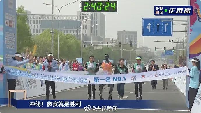 人形机器人半马奖项发布,奖励机器人一个“机器人”!宇树科技回应G1摔倒:未参赛,最近事多(视频/组图) - 10