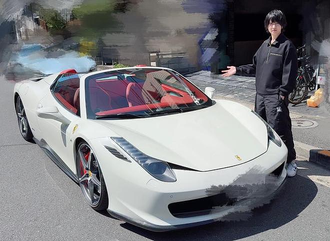 音乐人价值230万豪车，提车1小时引擎起火，整车被全部烧毁（组图） - 3
