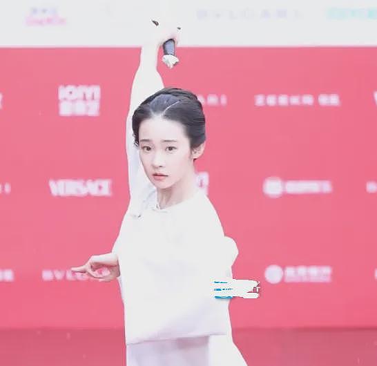 北影节开幕雨中红毯，倪妮李梦湿身显狼狈，阿娇口红沾牙太尴尬（组图） - 14