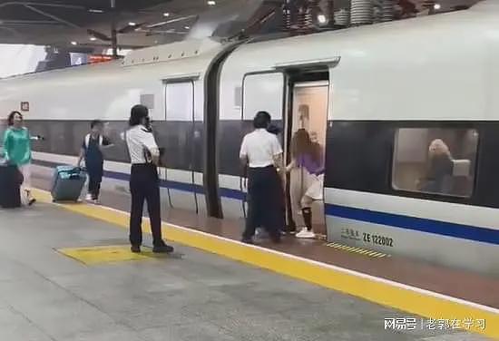 炸裂!女子伸腿卡门阻高铁发车,无视工作人员制止,原因竟是......(视频/组图) - 4