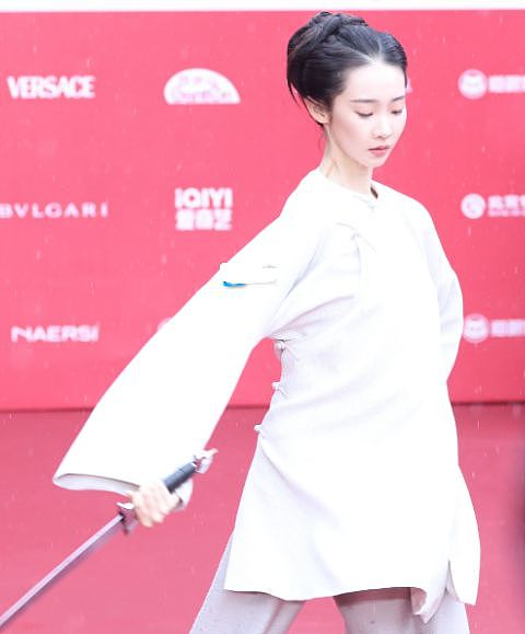 北影节开幕雨中红毯，倪妮李梦湿身显狼狈，阿娇口红沾牙太尴尬（组图） - 15